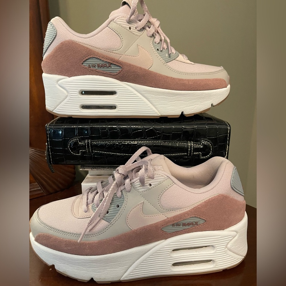 NIKE AIR MAX 90 LV8 Lt iron ore/platinum violet 
Women’s Size 11